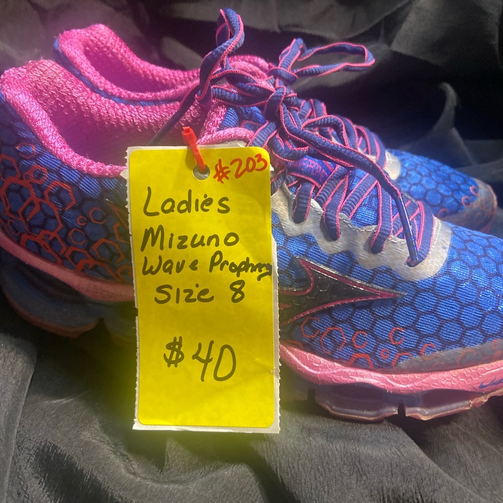 Ladies size 8 tennis shoes.